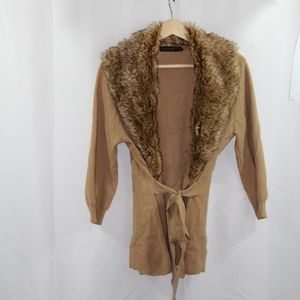 Sweater with detachable faux fur